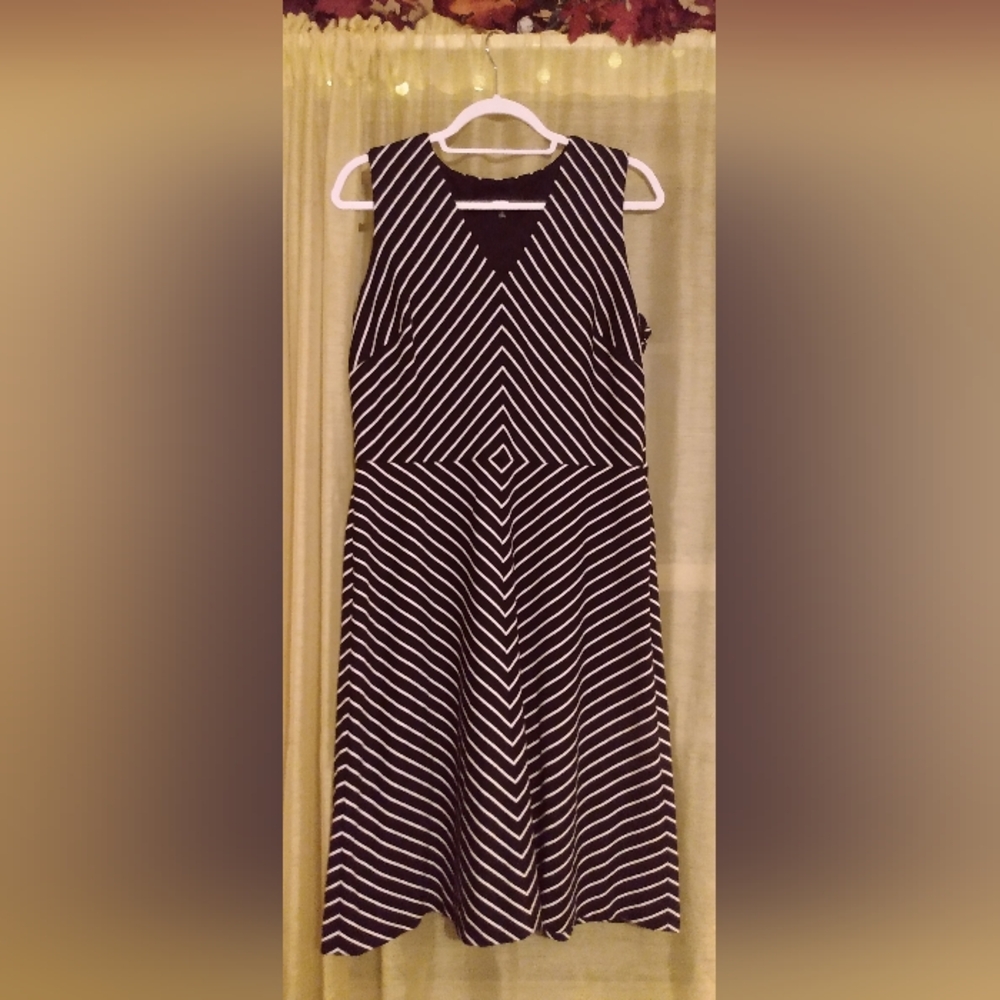 Jones New York Black and White Striped Sleeveless Dress